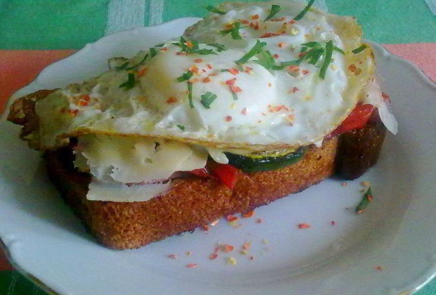 Бутерброд с беконом и яйцом