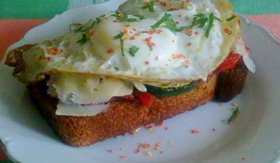 Рецепт бутерброд с беконом и яйцом