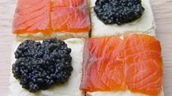 ШАГ 3. бутерброд с черной икрой