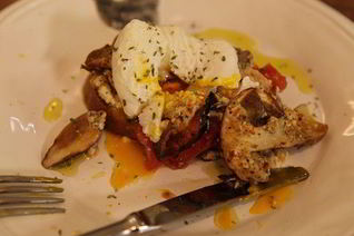 Бутерброд с грибами, помидором и яйцом пашот