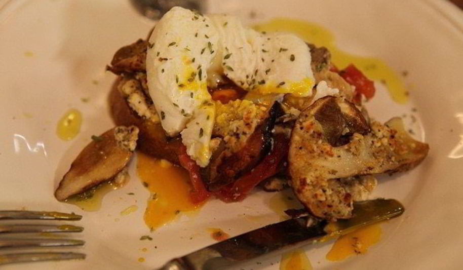 Рецепт бутерброд с грибами, помидором и яйцом пашот