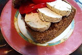 Бутерброд с индюшиной колбасой