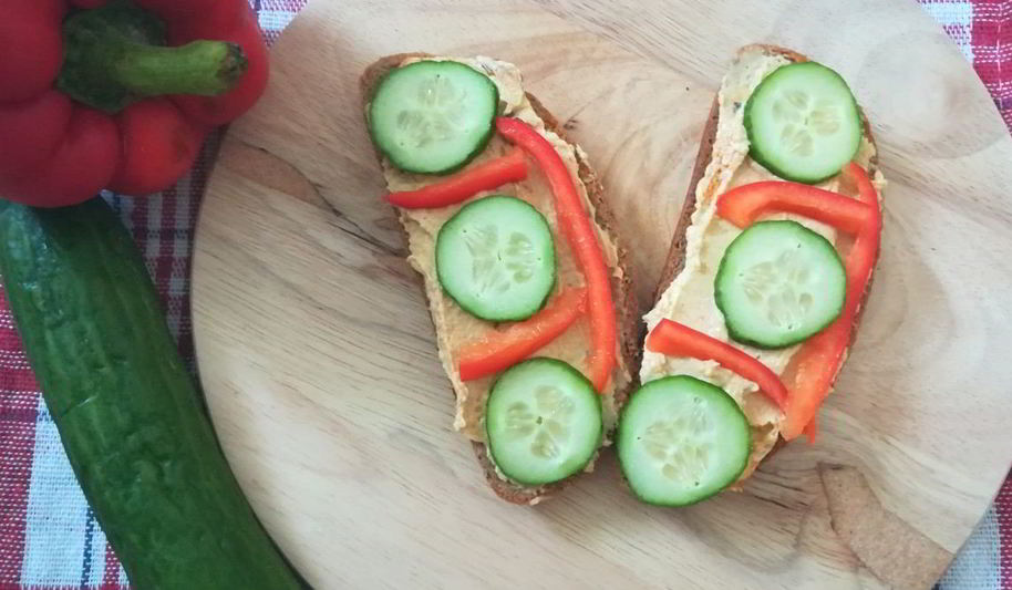Рецепт бутерброд с хумусом и свежими овощами