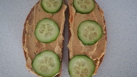 ШАГ 3. бутерброд с хумусом и свежими овощами