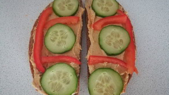 ШАГ 4. бутерброд с хумусом и свежими овощами