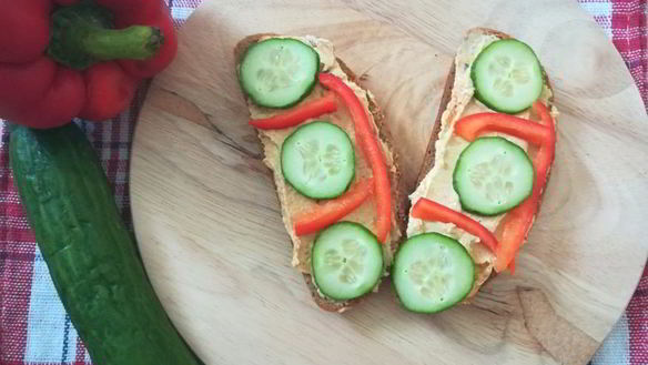 ШАГ 5. бутерброд с хумусом и свежими овощами