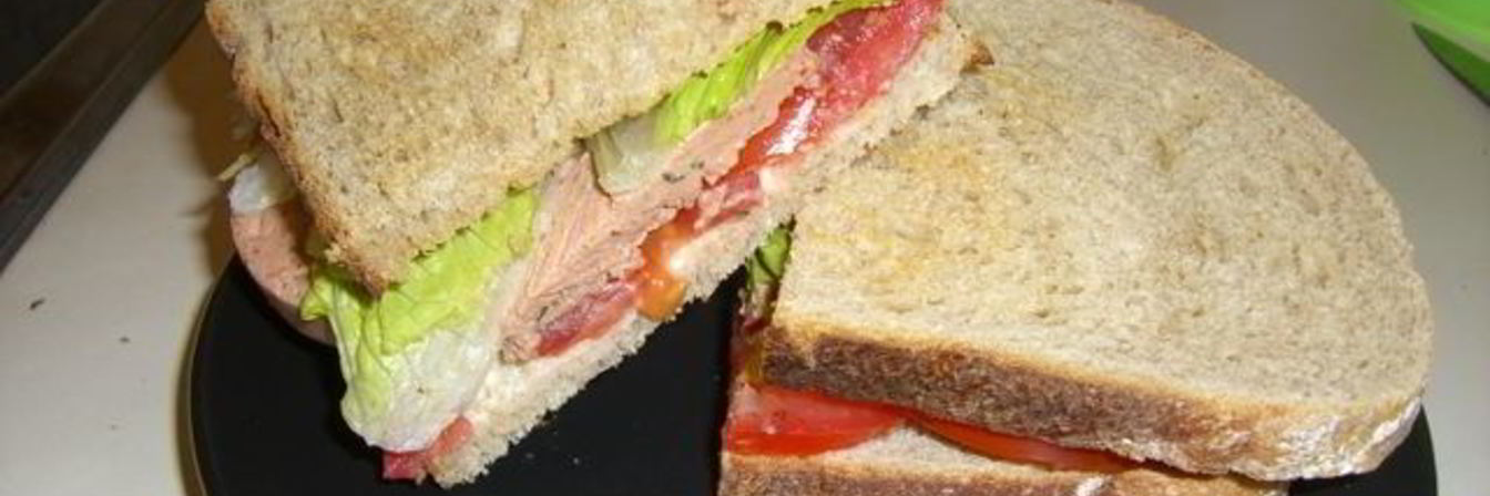 Бутерброд с колбасой