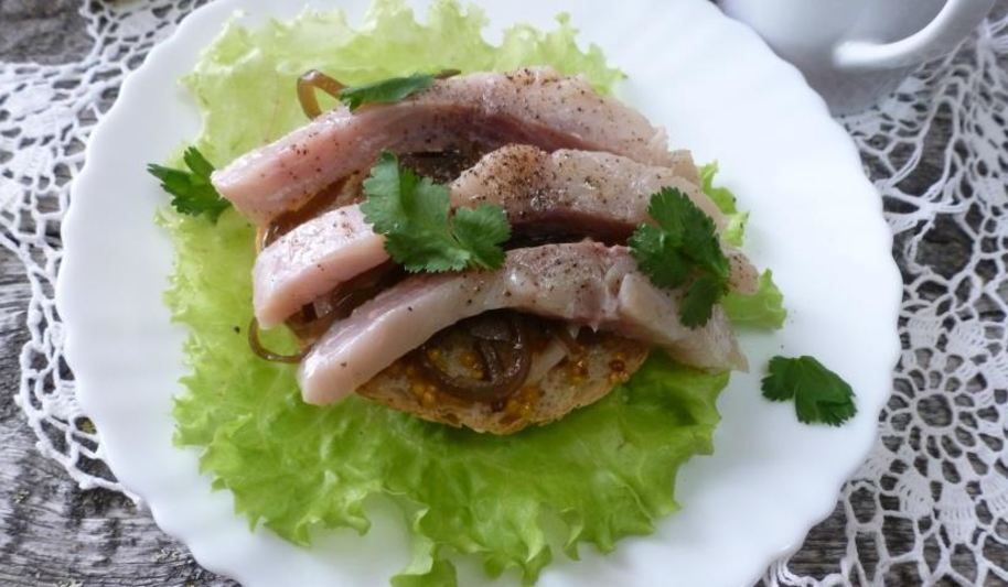 Рецепт бутерброд с малосольной рыбой на подушке из ламинарии