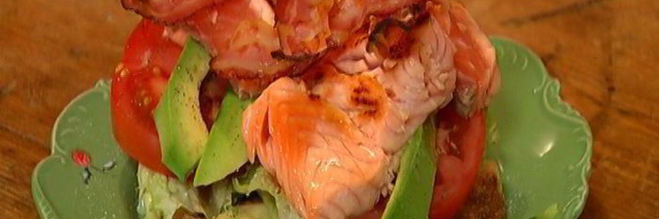 Бутерброд с семгой, авокадо и беконом