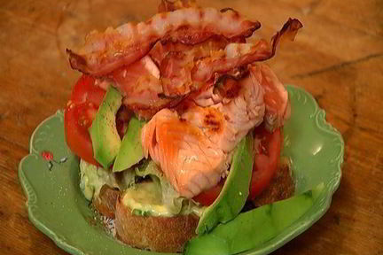 Бутерброд с семгой, авокадо и беконом