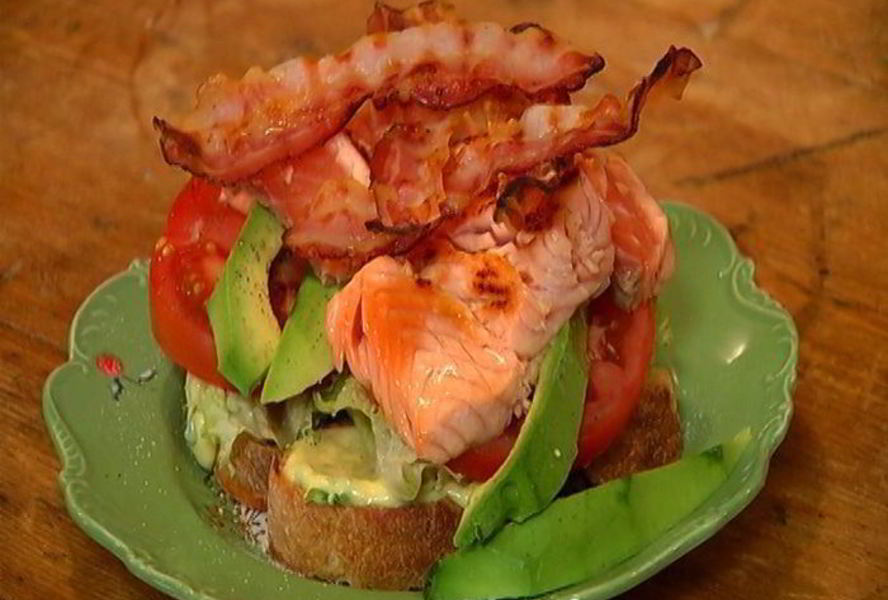 Бутерброд с семгой, авокадо и беконом