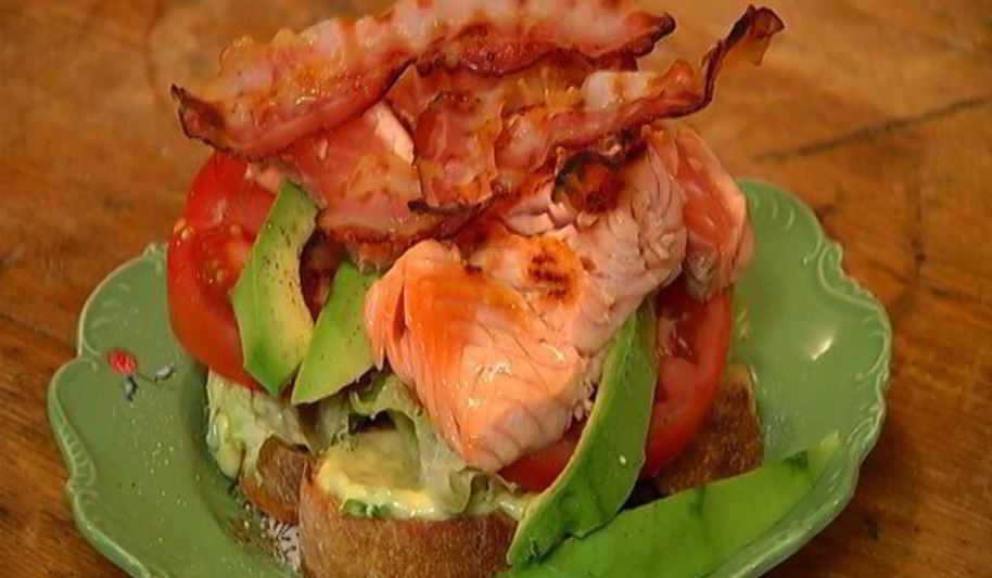 Рецепт бутерброд с семгой, авокадо и беконом