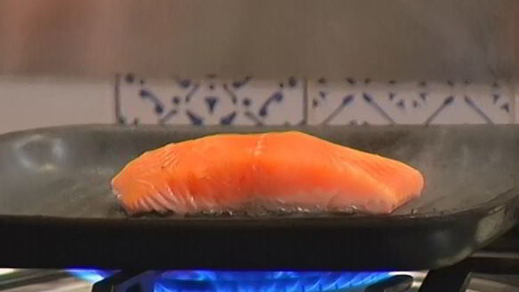 ШАГ 3. бутерброд с семгой, авокадо и беконом