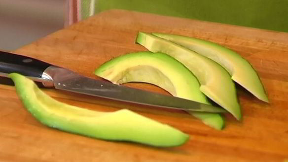 ШАГ 5. бутерброд с семгой, авокадо и беконом