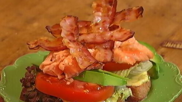 ШАГ 10. бутерброд с семгой, авокадо и беконом