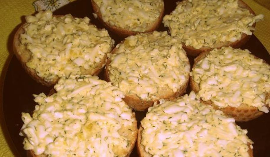 Рецепт бутерброд с сырком и яйцом