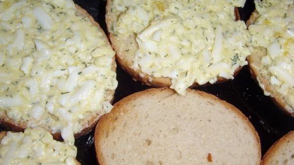 ШАГ 3. бутерброд с сырком и яйцом