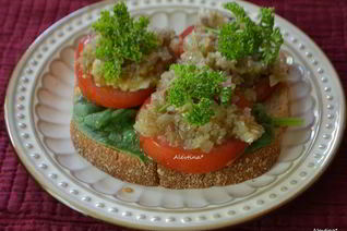 Бутерброд с томатами и анчоусной заправкой