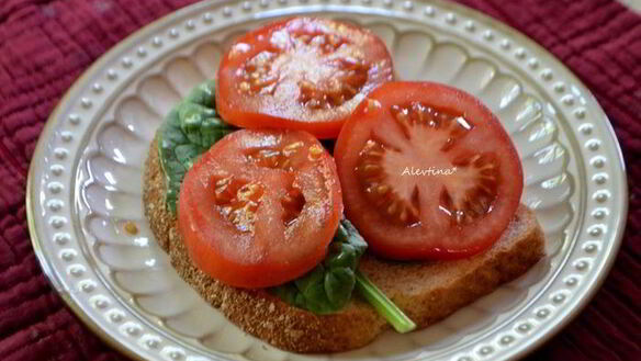 ШАГ 2. бутерброд с томатами и анчоусной заправкой