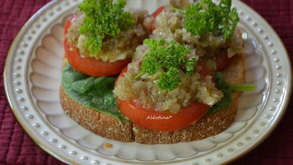 ШАГ 4. бутерброд с томатами и анчоусной заправкой