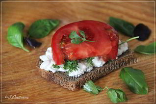 Бутерброд с творогом и помидорами