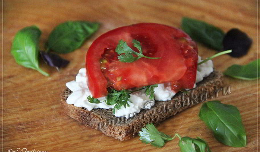 Рецепт бутерброд с творогом и помидорами