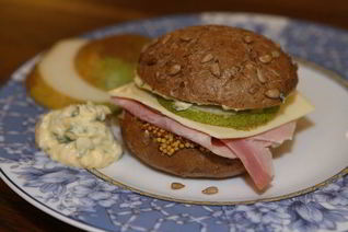 Бутерброд с ветчиной, сыром и грушей