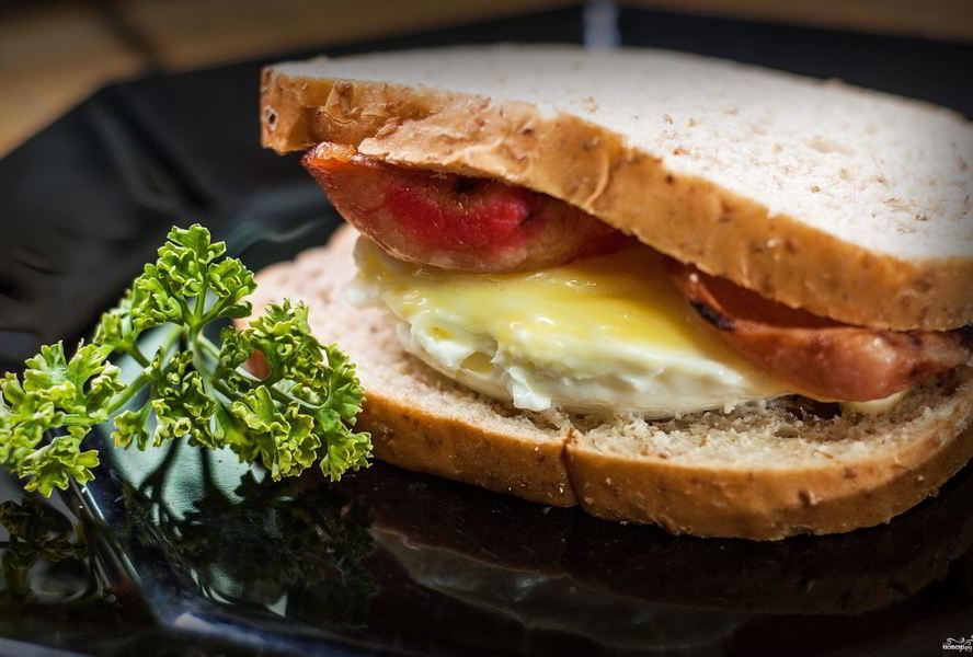 Бутерброд с яйцом в микроволновке
