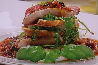 Бутерброд с жареным окунем под соусом рататуй