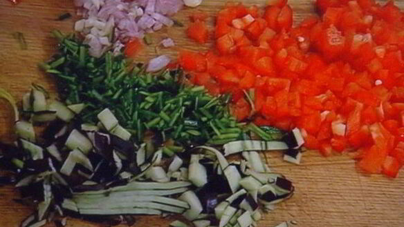 ШАГ 2. бутерброд с жареным окунем под соусом рататуй