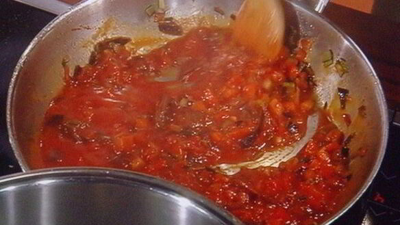 ШАГ 3. бутерброд с жареным окунем под соусом рататуй