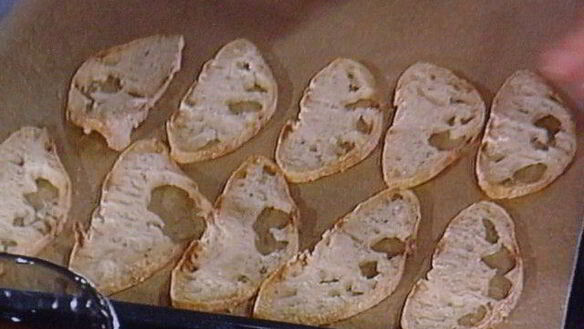 ШАГ 5. бутерброд с жареным окунем под соусом рататуй