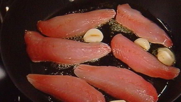 ШАГ 6. бутерброд с жареным окунем под соусом рататуй