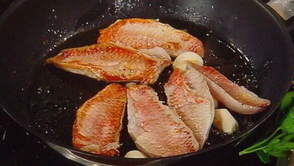 ШАГ 7. бутерброд с жареным окунем под соусом рататуй