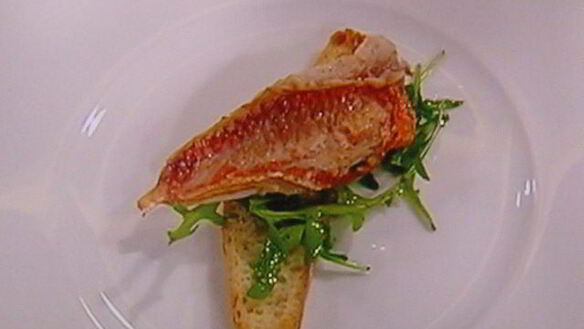 ШАГ 8. бутерброд с жареным окунем под соусом рататуй