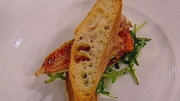 ШАГ 9. бутерброд с жареным окунем под соусом рататуй