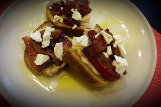 Бутерброд со сливами и грудинкой в меду