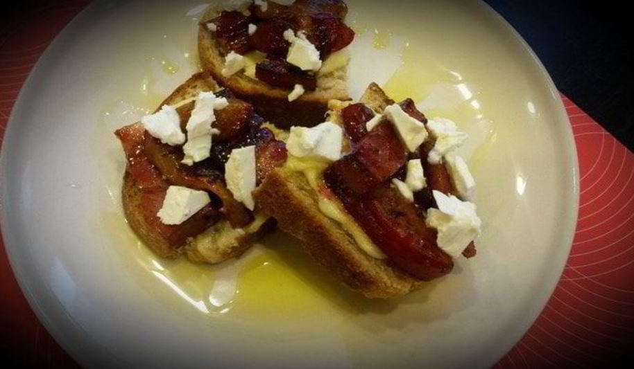 Рецепт бутерброд со сливами и грудинкой в меду