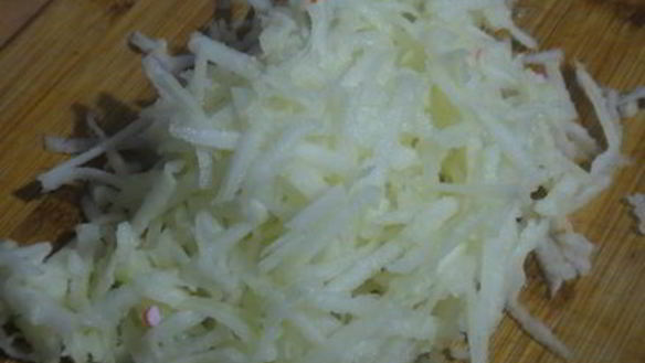 ШАГ 5. бутербродная намазка из крабовых палочек и яблока