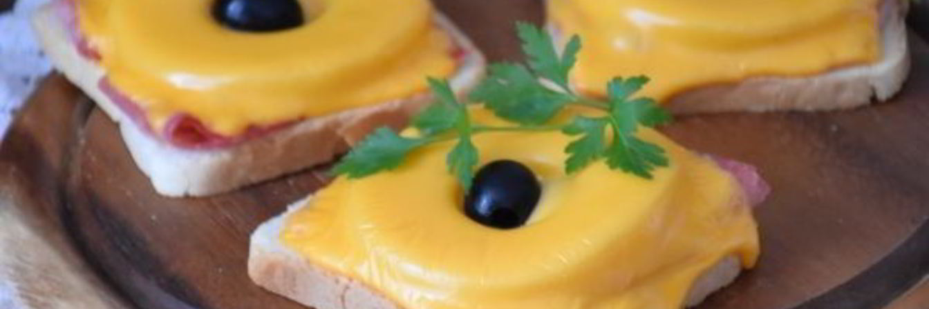 Бутерброды с ананасом, ветчиной и сыром