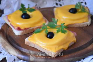 Бутерброды с ананасом, ветчиной и сыром