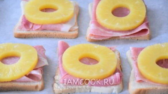 ШАГ 5. бутерброды с ананасом, ветчиной и сыром