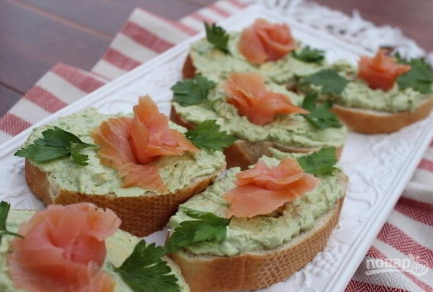 Бутерброды с авокадо и лососем