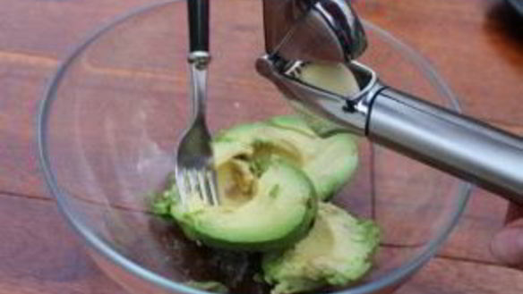 ШАГ 2. бутерброды с авокадо и лососем