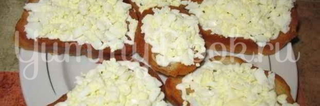 Бутерброды с чесноком и рубленым яйцом