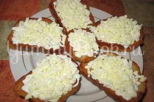 Бутерброды с чесноком и рубленым яйцом