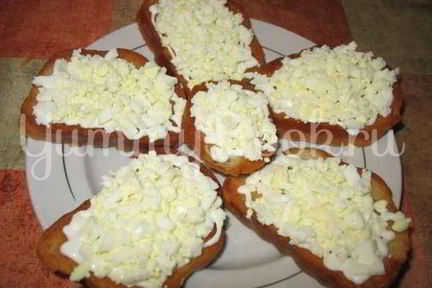 Бутерброды с чесноком и рубленым яйцом