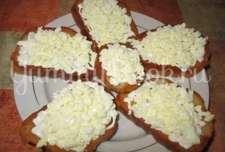 Бутерброды с чесноком и рубленым яйцом