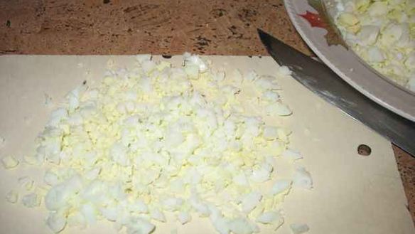 ШАГ 8. бутерброды с чесноком и рубленым яйцом