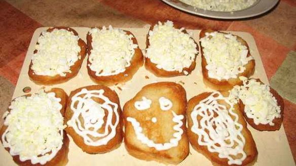 ШАГ 11. бутерброды с чесноком и рубленым яйцом